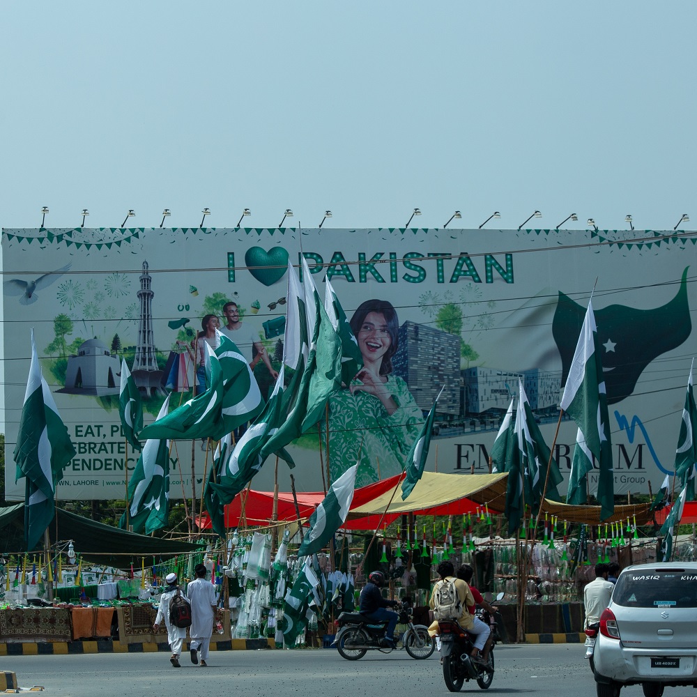 Pakistani protestors holding up Pakistani flags